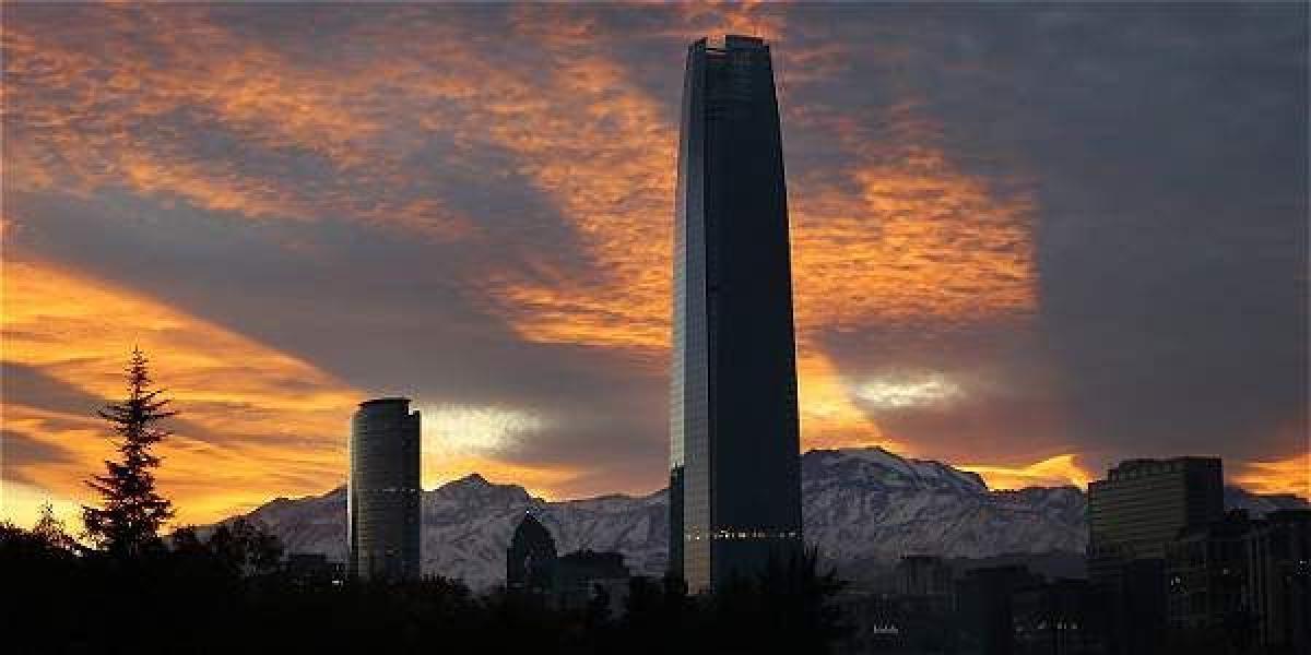 En Santiago, el sismo se sintió con mucha intensidad en los edificios de altura, pero no había alterado mayormente las actividades de la capital chilena.