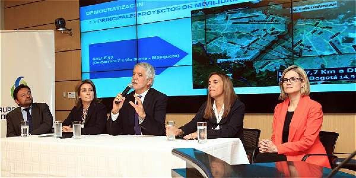 El alcalde, Enrique Peñalosa, durante la rueda de prensa en la que anunció la democratización de acciones de le EEB.