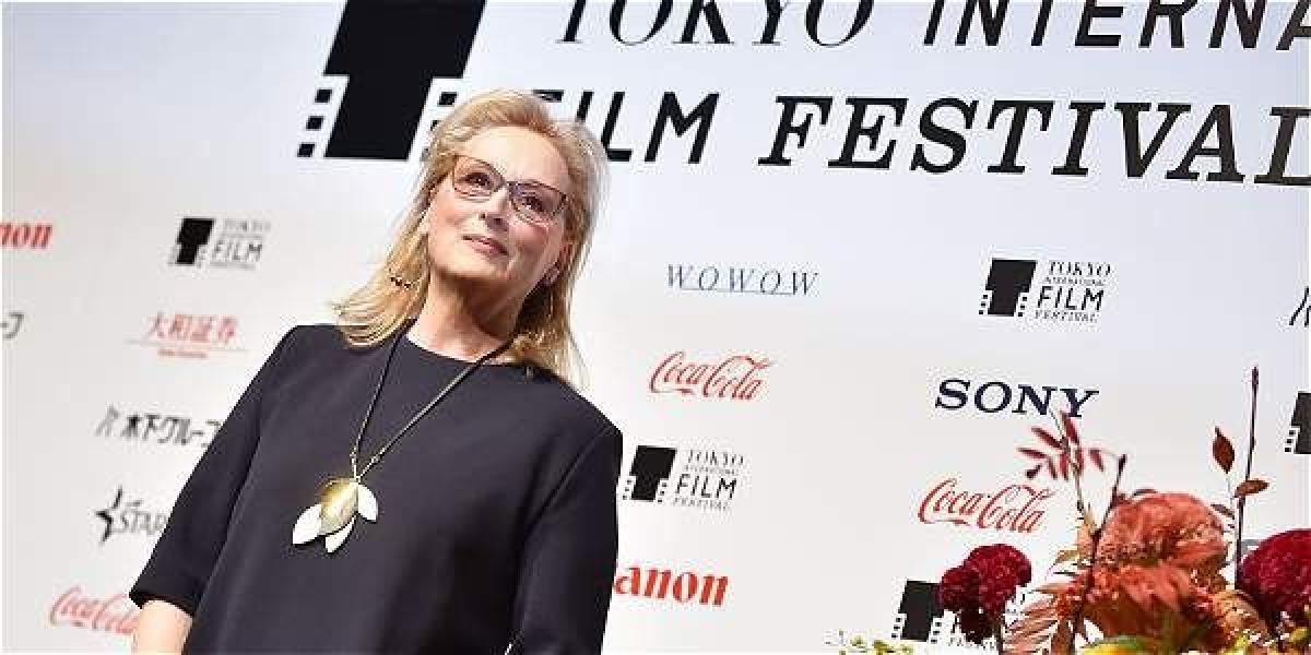 La actriz estadounidense Meryl Streep se mostró "halagada" por la posibilidad de interpretar a Hillary Clinton en una eventual película biográfica.