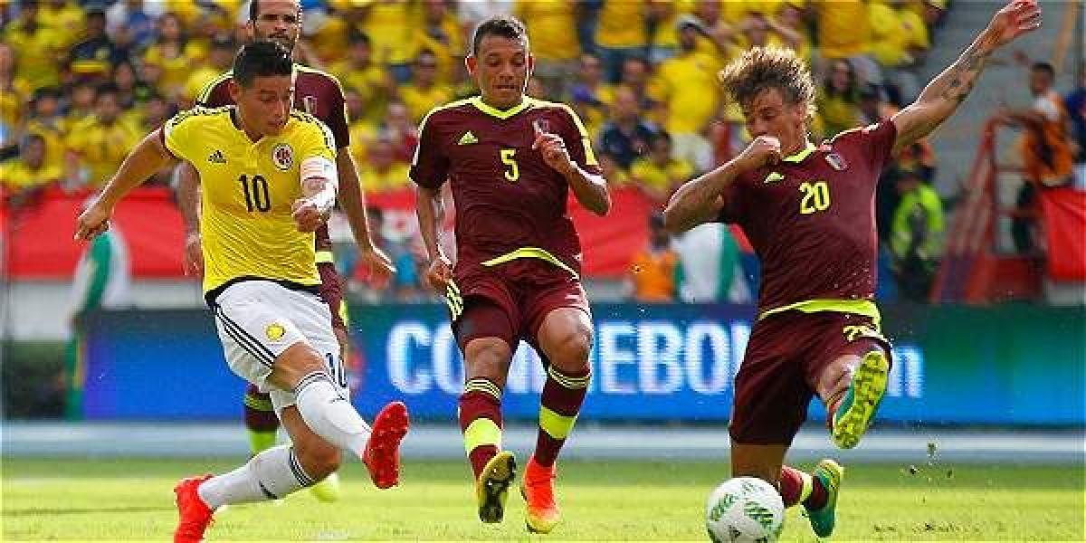 James Rodríguez, en la acción de su gol frente a Venezuela.