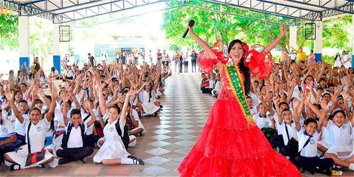 La reina del Carnaval de Malambo 2017, María Fernanda Chávez, visita los colegios promoviendo el regreso a clases.