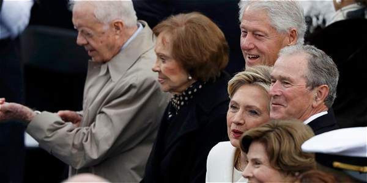 Los expresidentes Jimmy Carter, Bill Clinton y George W. Bush y sus esposas lucieron muy animados, igual que la excandidata Hillary Clinton.