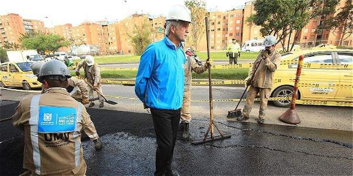 El alcalde Peñalosa inspeccionó los trabajos en la vía.