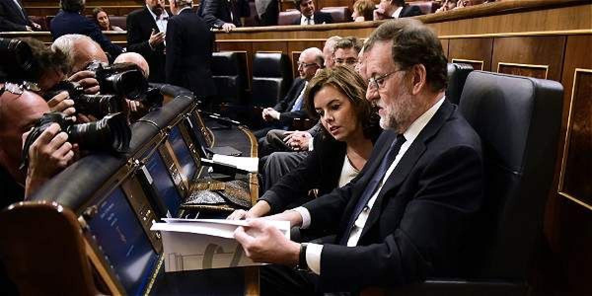 En la foto aparece el presidente del gobierno español, Mariano Rajoy, con Soraya Sáenz de Santamaría, que sigue como vicepresidenta.