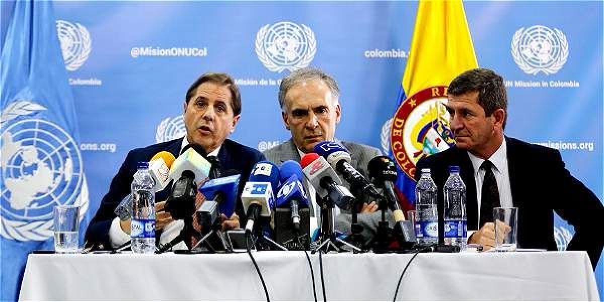 Los miembros de la Misión de la ONU en Colombia, Martín Santiago, Jean Arnault y Javier Pérez Aquino.