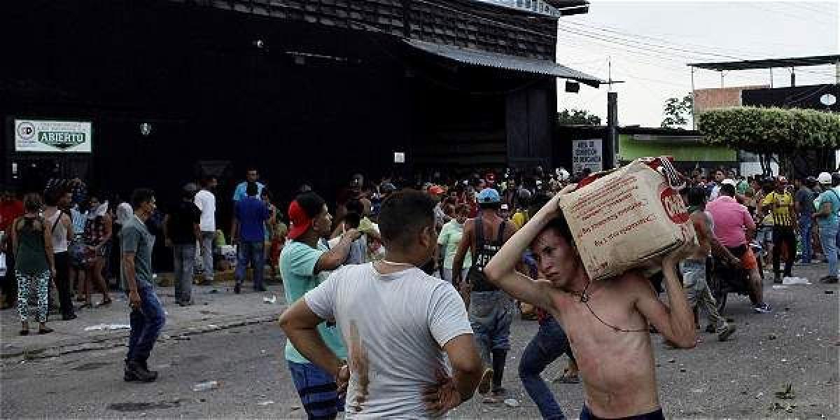 Las protestas en Venezuela dejan al menos dos muertos y 300 detenidos. Acá, el saqueo de una bodega en el estado Táchira.