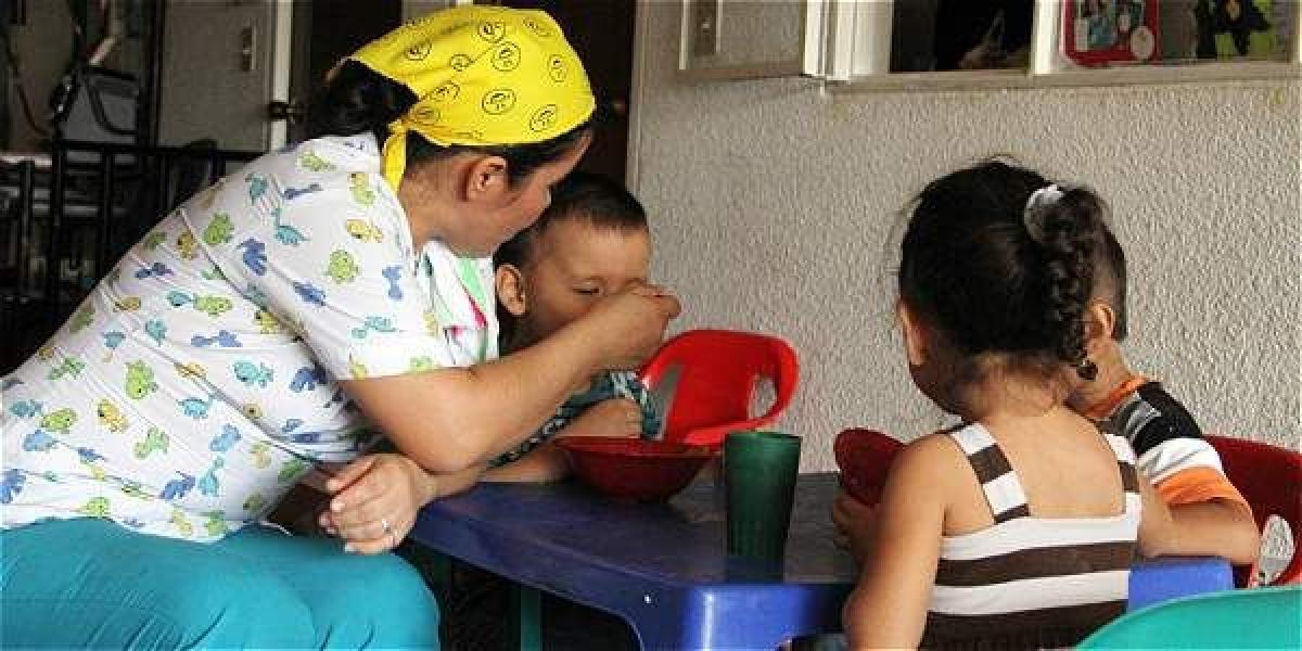 Las cerca de 60.000 madres comunitarias que trabajan con el Instituto Colombiano de Bienestar Familiar cuidan a unos 800.000 niños de estratos bajos.