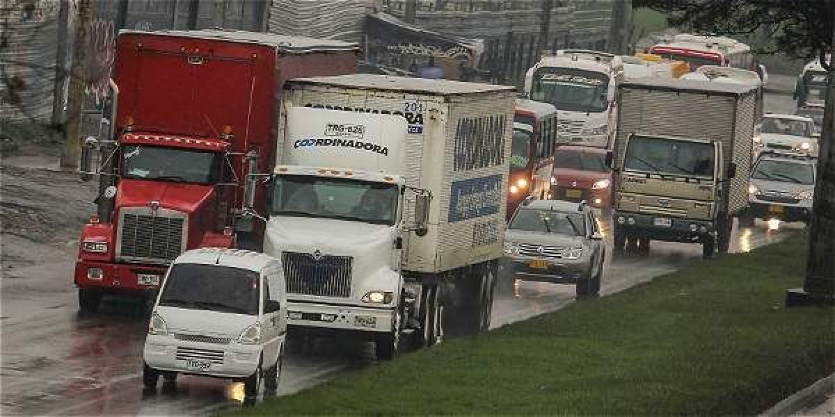 Según la encuesta de movilidad del 2015, el 73 % de los camiones que circulan dentro de la ciudad no están matriculados en Bogotá.