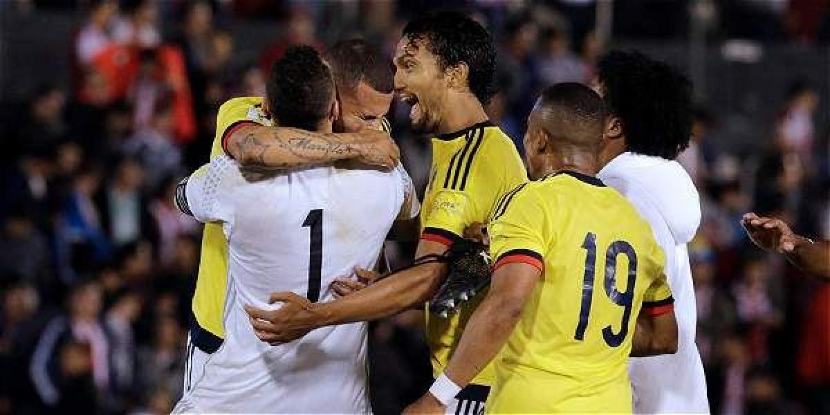 Los jugadores de la Selección Colombia celebran el triunfo contra Paraguay.