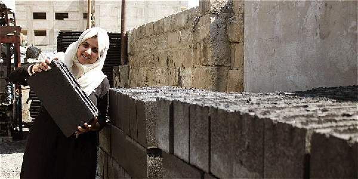 Majd Masharawi, la joven palestina que  trata de levantar un futuro en Gaza con ladrillos de ceniza que ella misma diseña y produce.