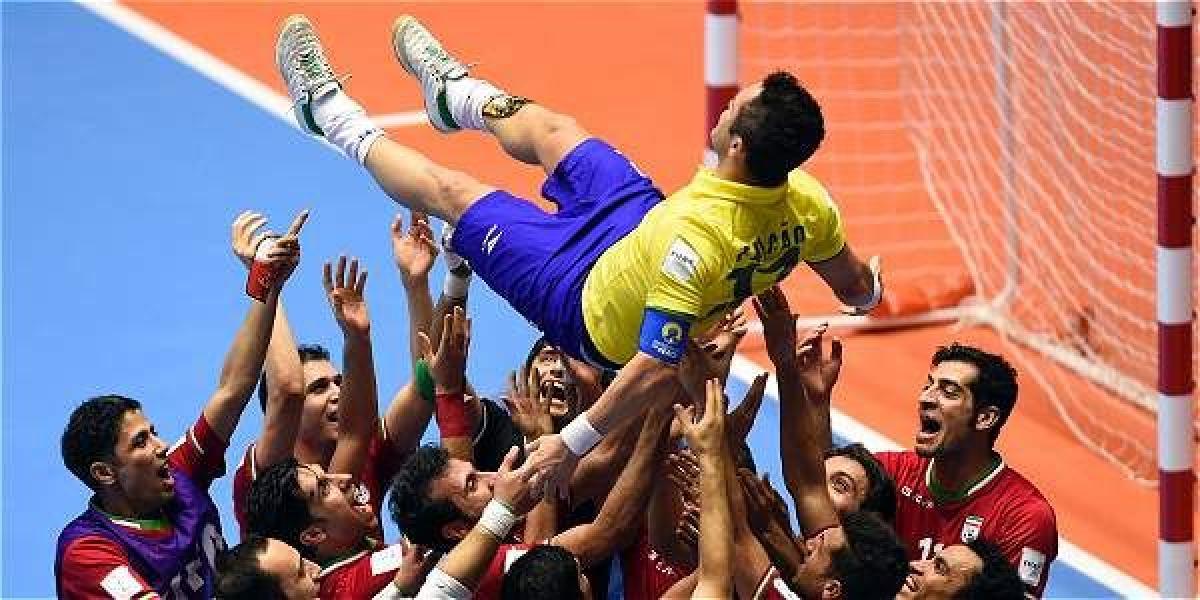 Los jugadores de Irán levantaron y ovacionaron a Falcao luego de su último juego en la Selección de Brasil.