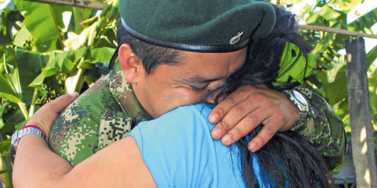 María, campesina tolimense, abraza a su hijo tras encontrarlo en la zona de concentración de El Oso, en el corregimiento Gaitania, en Planadas.