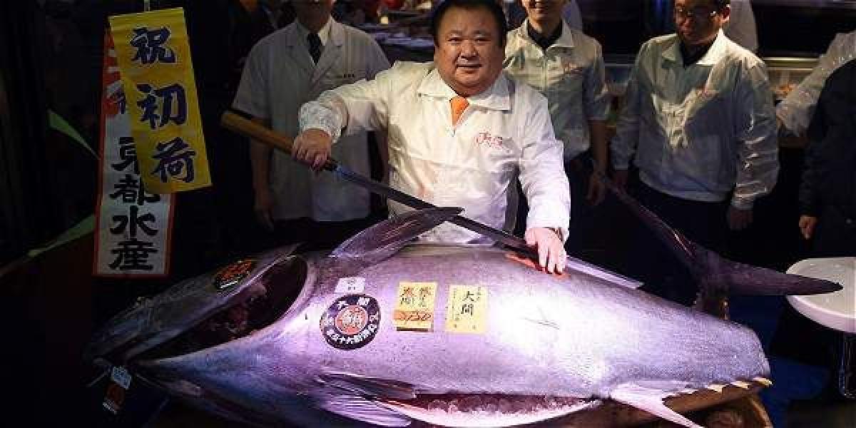 Kiyoshi Kimura muestra con orgullo el atún rojo que adquirió por 636.000 dólares.