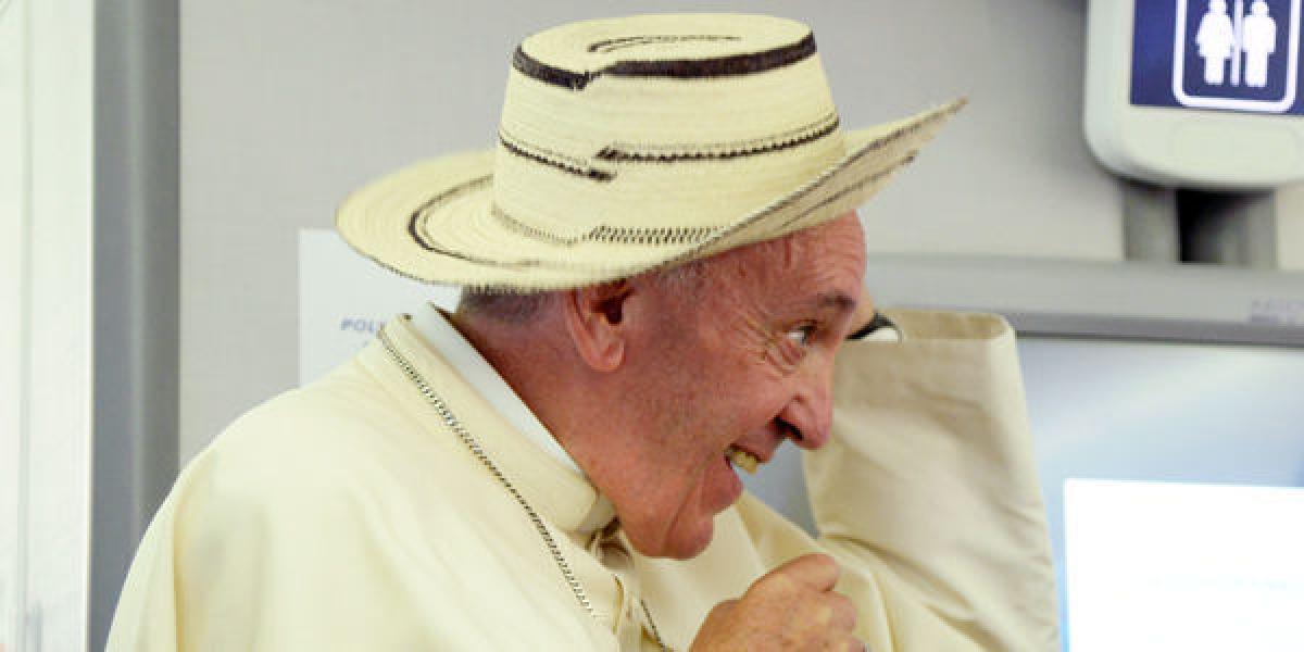 El papa lució un sombrero en el vuelo de regreso a Roma.