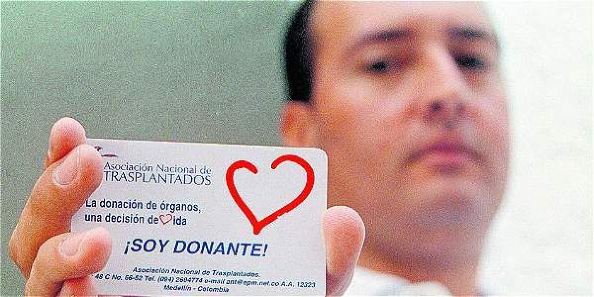 Según la ley, cuando dos personas que estén esperando un trasplante sean médicamente compatibles, el órgano lo recibe primero quien se haya inscrito también como donante.