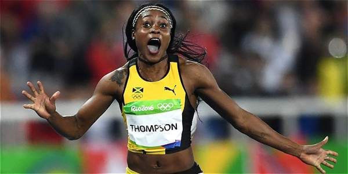 Elaine Thompson de Jamaica celebra la victoria en la prueba.