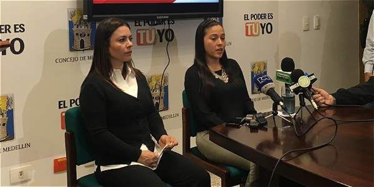 Ellas son Carmen María Calderón y Viviana González, quienes denunciaron al cirujano que salió en vídeo bailando.