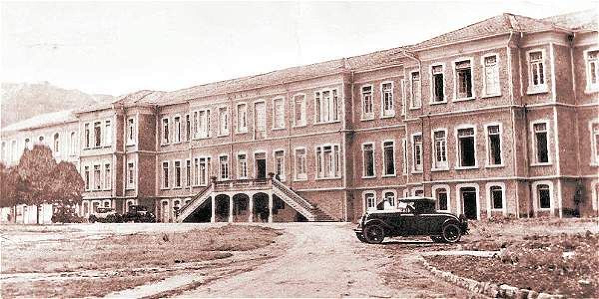 En 1925 el San Juan de Dios se mudó a La Hortúa, y el servicio de maternidad ocupó el tercer piso del sector oriental en el edificio que después sería el Materno. Persistían los partos en casa.