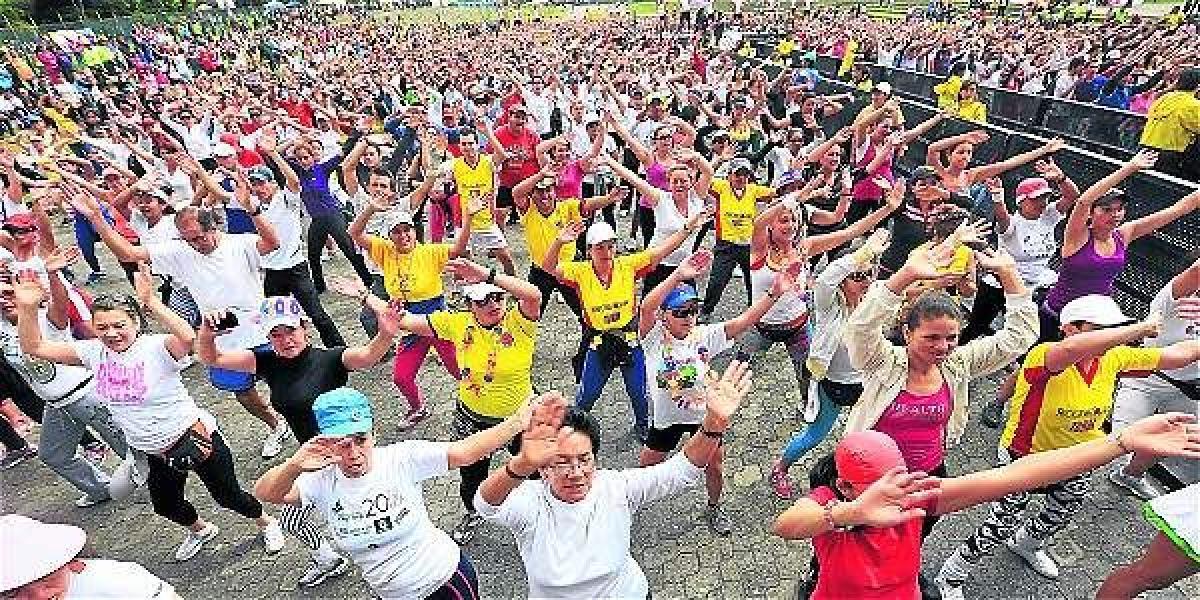 En 2013, en el parque Simon Bolivar, de Bogotá, cientos de personas buscaron romper el Guinness record de actividad física.