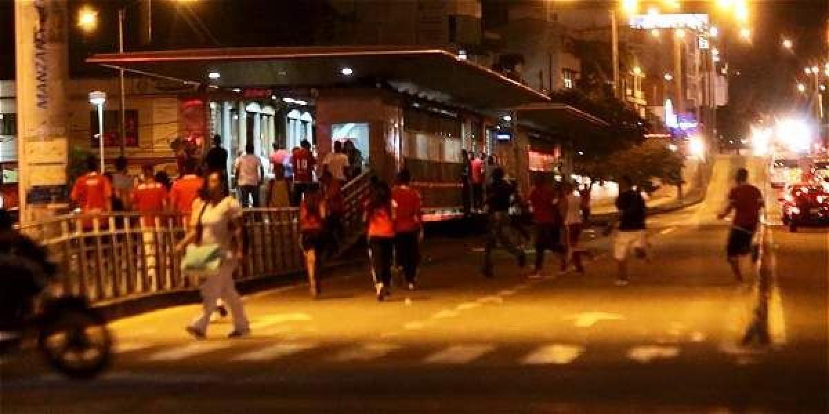 El sábado pasado, en la estación Manzana del Saber, decenas de personas accedieron al servicio del MÍO sin pagar.