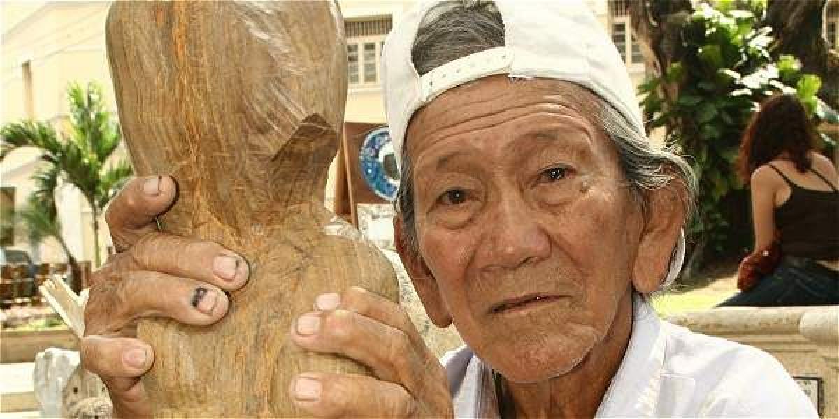 A sus 90 años, mantiene la firmeza en sus manos para cuidar carros y pulir esculturas en madera.