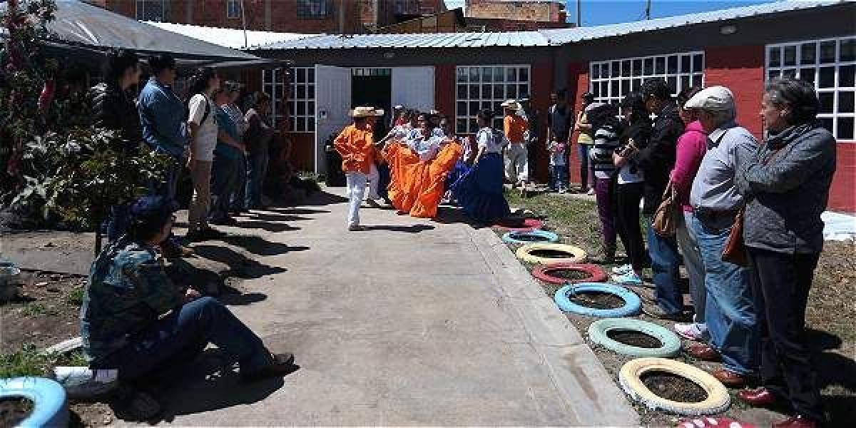 En el barrio Potosí, un grupo de niños aprenden a bailar ritmos tradicionales.