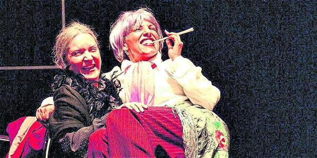 Mireya y Maruja son los personajes de la obra 'Los Chorros de Tapartó', que tuvo dos funciones en la ciudad chilena.