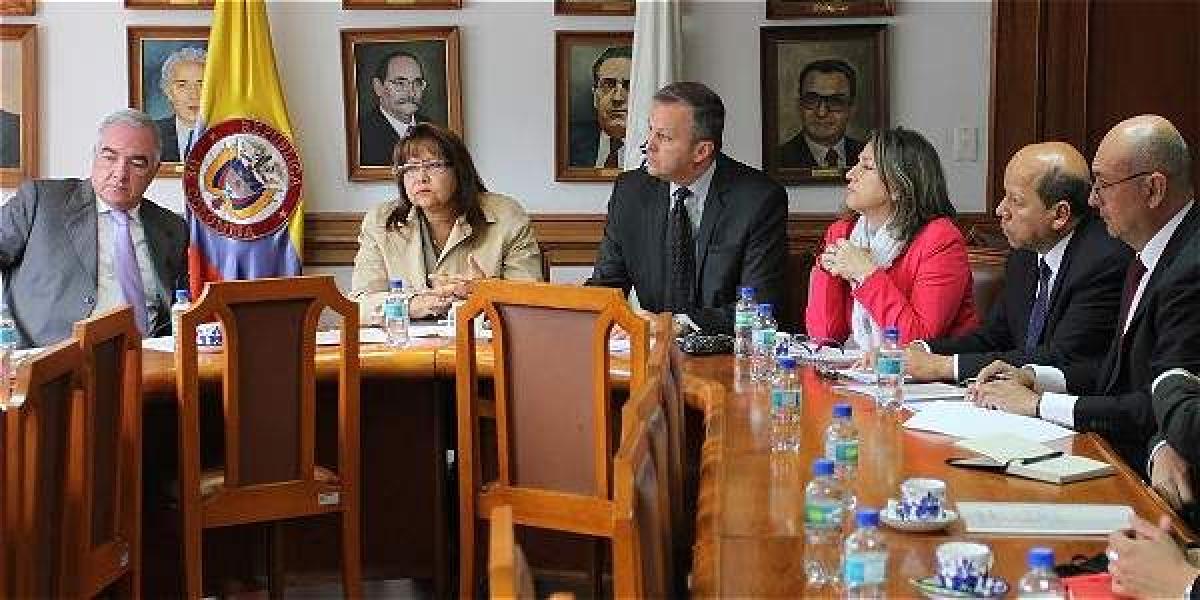En la reunión de seguimiento a la Ley de Víctimas participaron entre otros la viceprocuradora general, Martha Isabel Castañeda y el Defensor del Pueblo, Alfonso Cajiao.