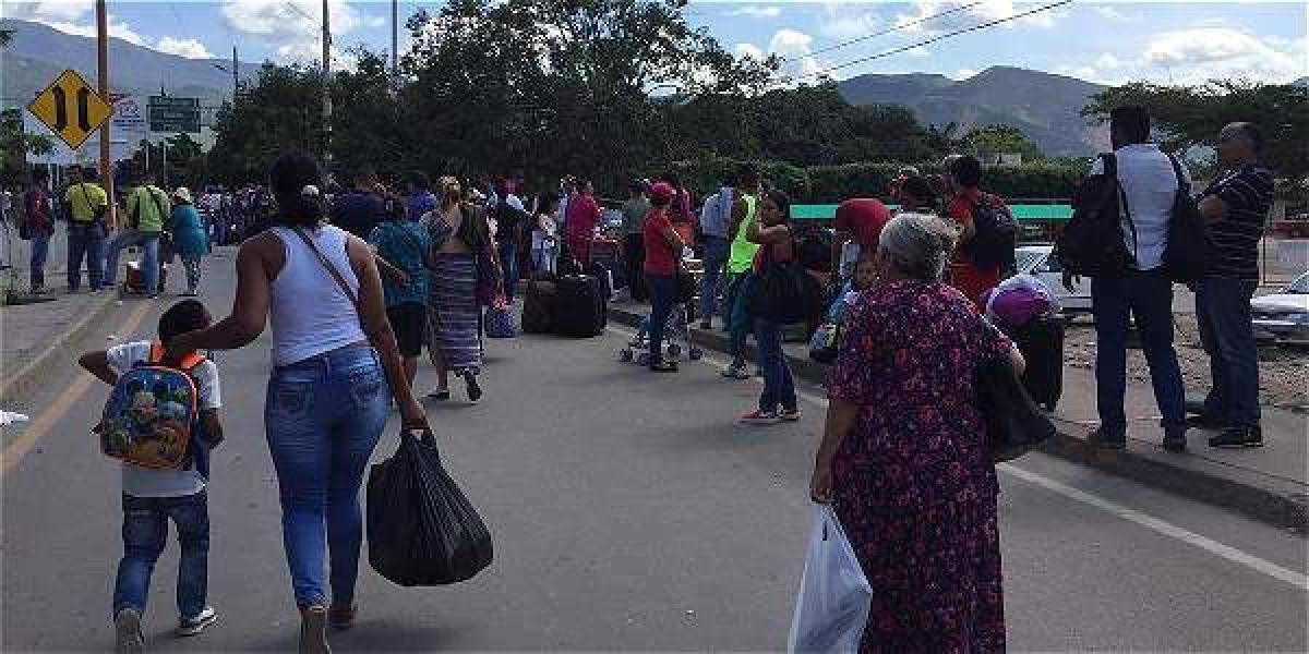Centenares de venezolanos aguardan que se habilite en ciertas horas, el paso hacia su país.