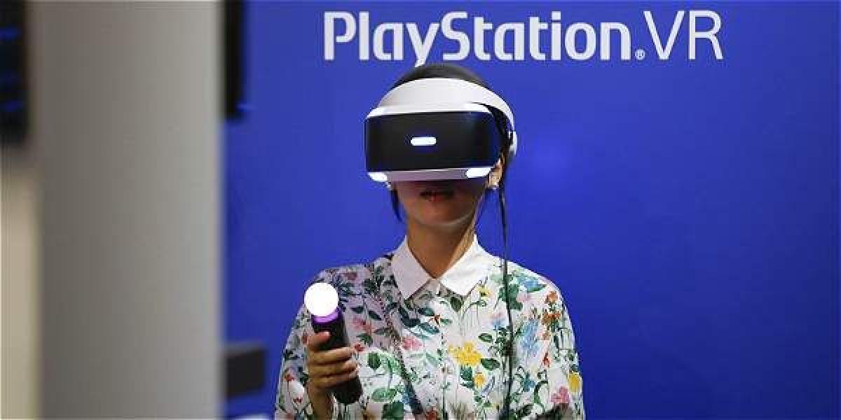 Una visitante prueba un juego de realidad virtual de Sony PlayStation VR durante el Tokyo Game show.