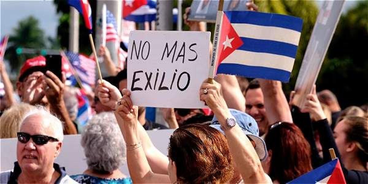 Exiliados cubanos celebran la muerte de Fidel Castro en la Pequeña Habana de Miami.