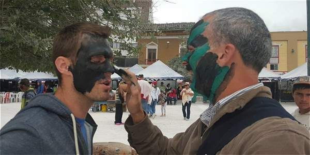 Los dos turistas oriundos de California (EE. UU.) decidieron unirse a la fiesta en Pasto y pintaron de negro su rostro.