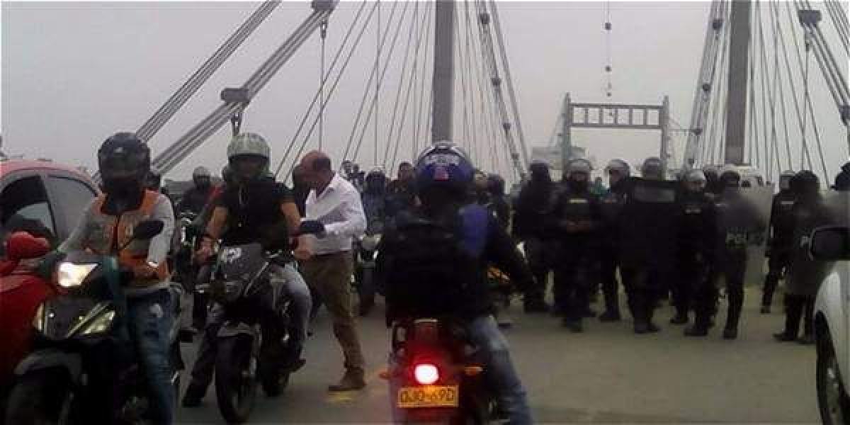 La presencia del Esmad permite el tráfico lento en el puente de Juanchito