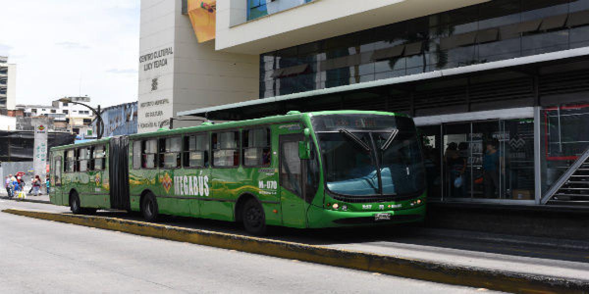 Los usuarios del sistema de transporte masivo se quejan de las frecuencias de los buses.