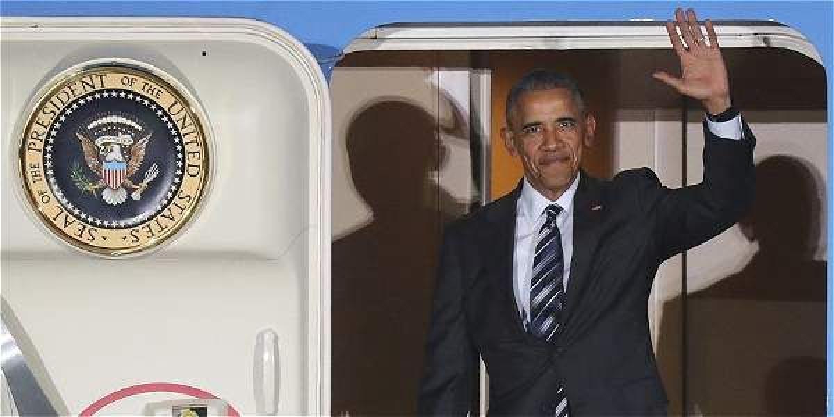 El presidente de los Estados Unidos, Barack Obama, saluda tras aterrizar en el aeropuerto de Tegel, en Berlín, Alemania.
