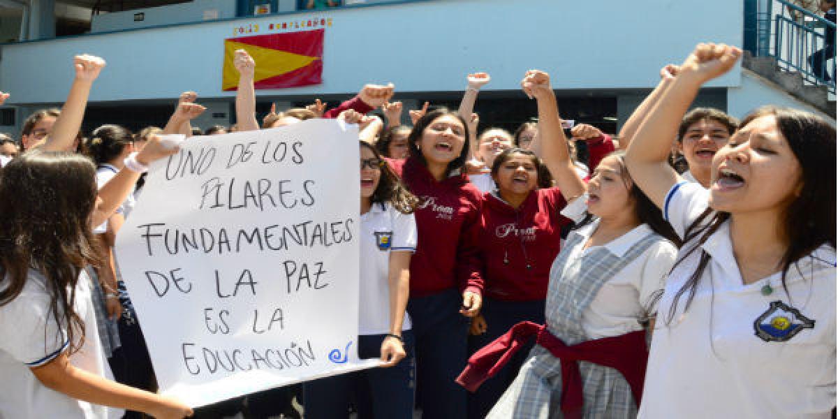 Las alumnas del San Vicente Hogar piden que no cierren el colegio y las lleven a otro plantel.