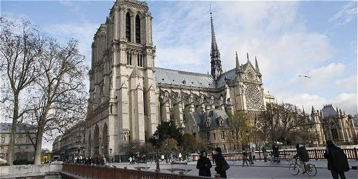 El vehículo fue hallado cerca a la Catedral de Notre Dame en la capital francesa.