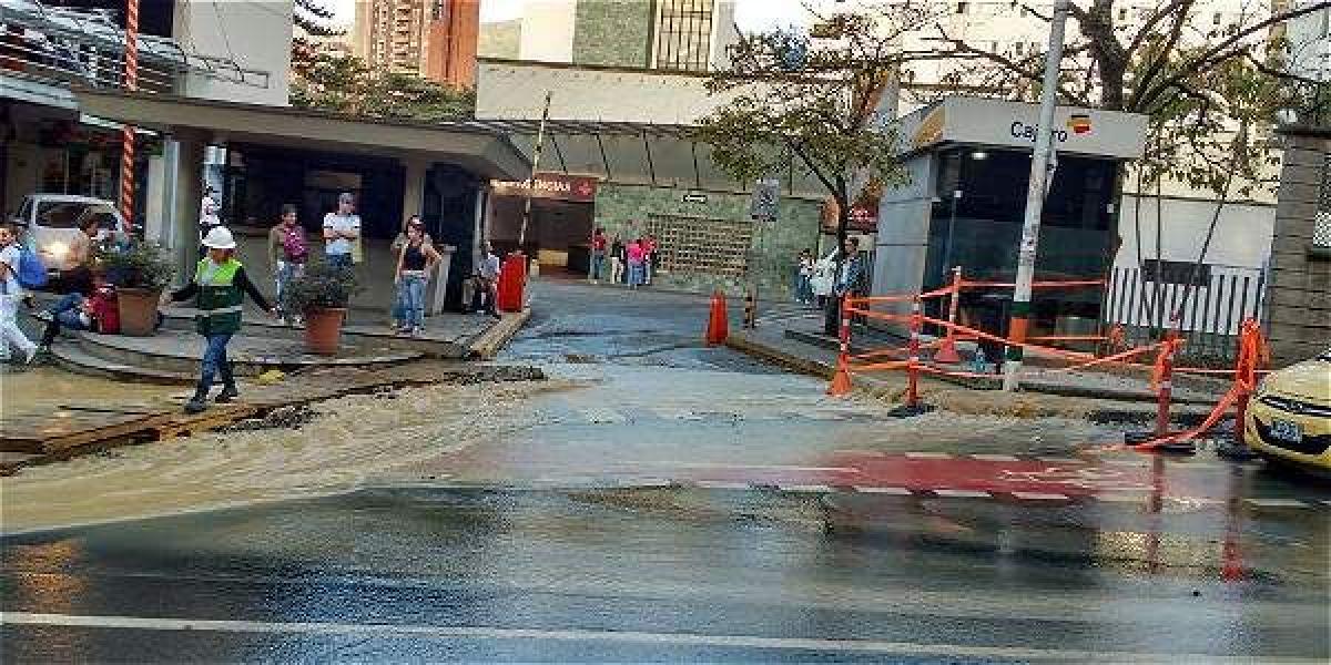 El daño en la tubería se presentó frente a la entrada principal del Hospital Manuel Uribe Ángel.