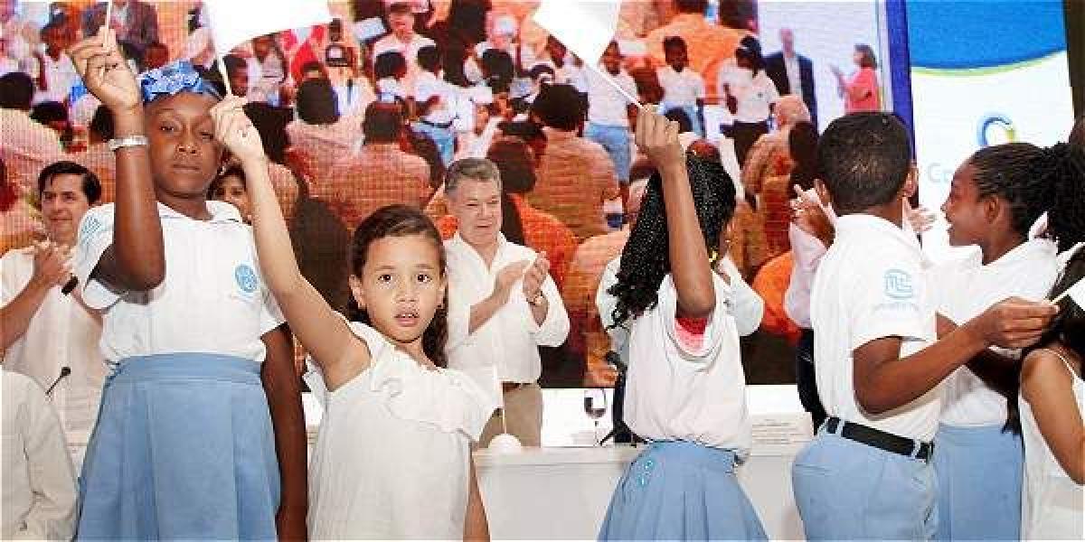 El presidente Santos fue recibido en la asamblea de Confecámaras, con bailes de niños cartageneros.