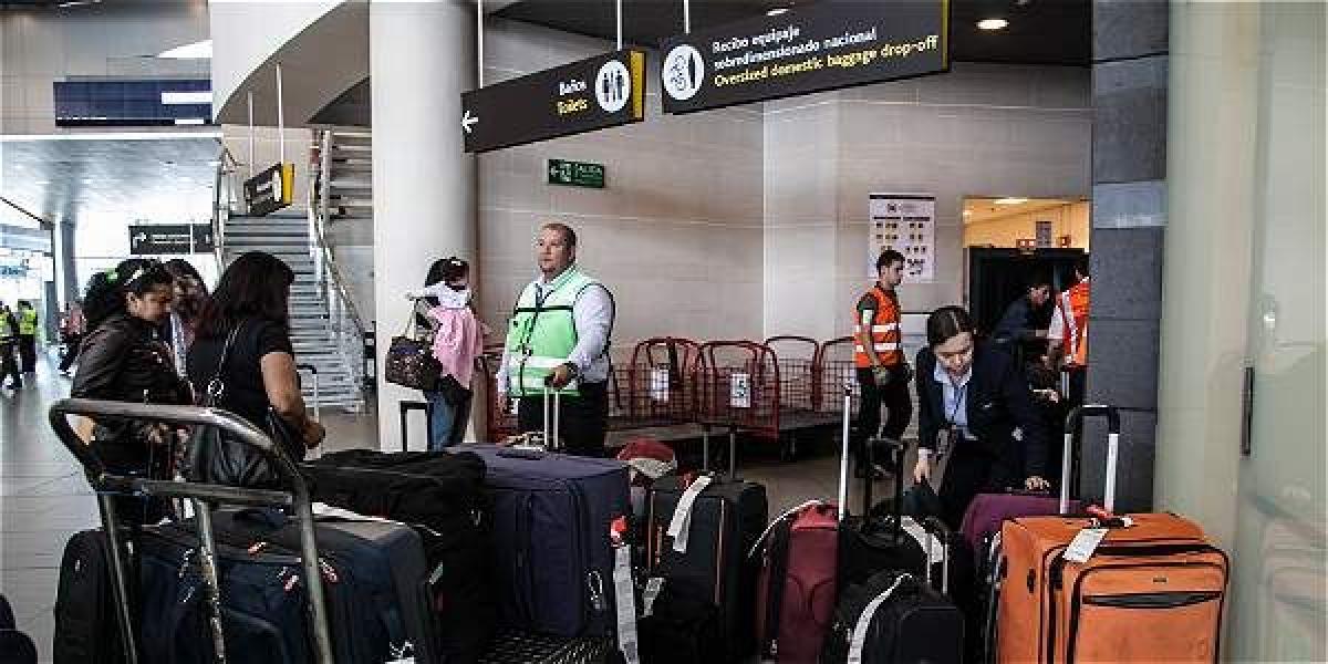 Las condiciones climáticas no son el único motivo por el que los pasajeros aéreos en Colombia, en algunos casos, no logran llegar a tiempo a sus destinos en el horario en que compraron sus tiquetes.