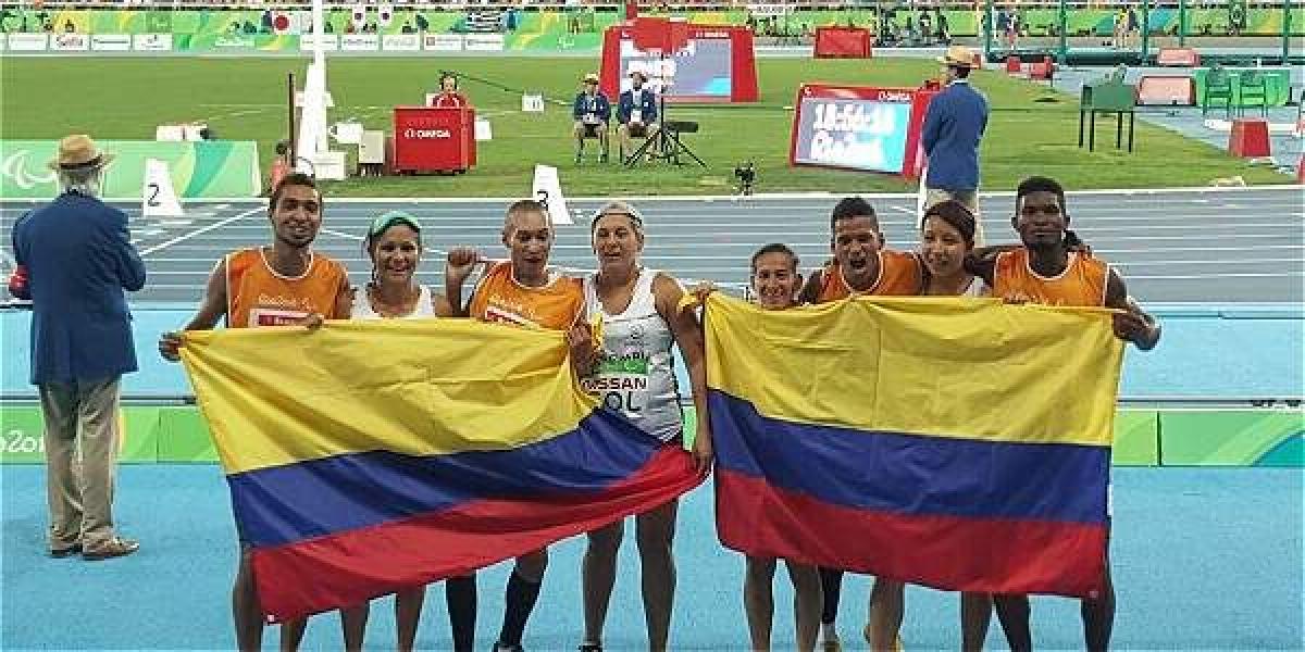 Equipo colombiano paralímpico de atletismo 4x100 femenino.