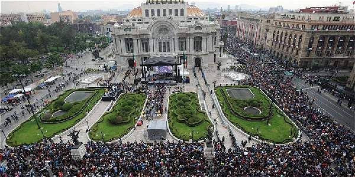 Millares de personas se han acercado al Palacio de Bellas Artes a darle el su adiós al divo de Juárez.