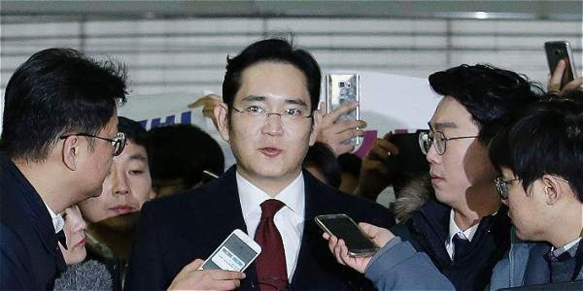 El vicepresidente de Samsung, Le Jaeyon, llega al lugar de su declaración, que duró 22 horas, por un escándalo de corrupción.