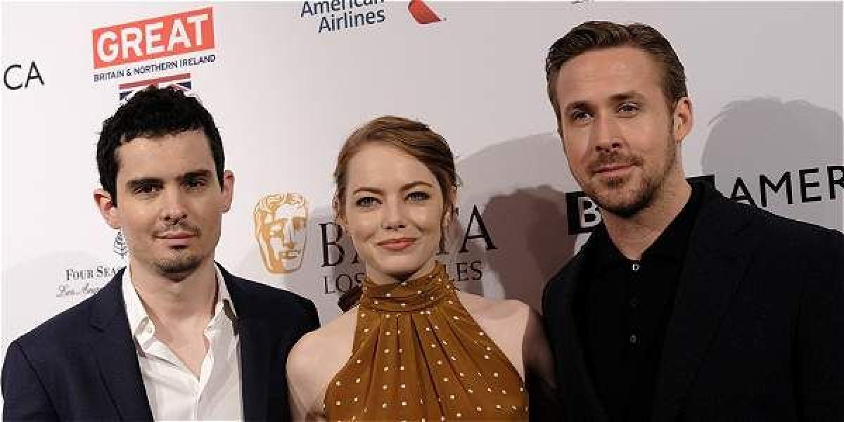 Chazelle, a la izquierda, junto con los protagonistas de 'La La Land': Emma Stone y Ryan Gosling.