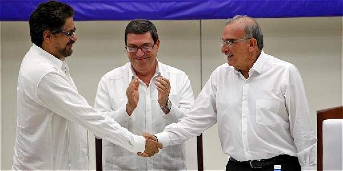 Alias Iván Márquez, segundo jefe de las Farc y líder de los delegados de la guerrilla; el canciller cubano, Bruno Rodríguez (c), y Humberto de la Calle, delegado principal del Gobierno colombiano.