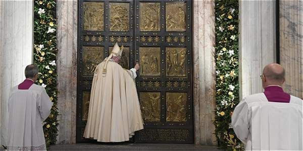 Mientras oraba, el papa Francisco cerró la Puerta Santa, en la Basílica de San Pedro del Vaticano.