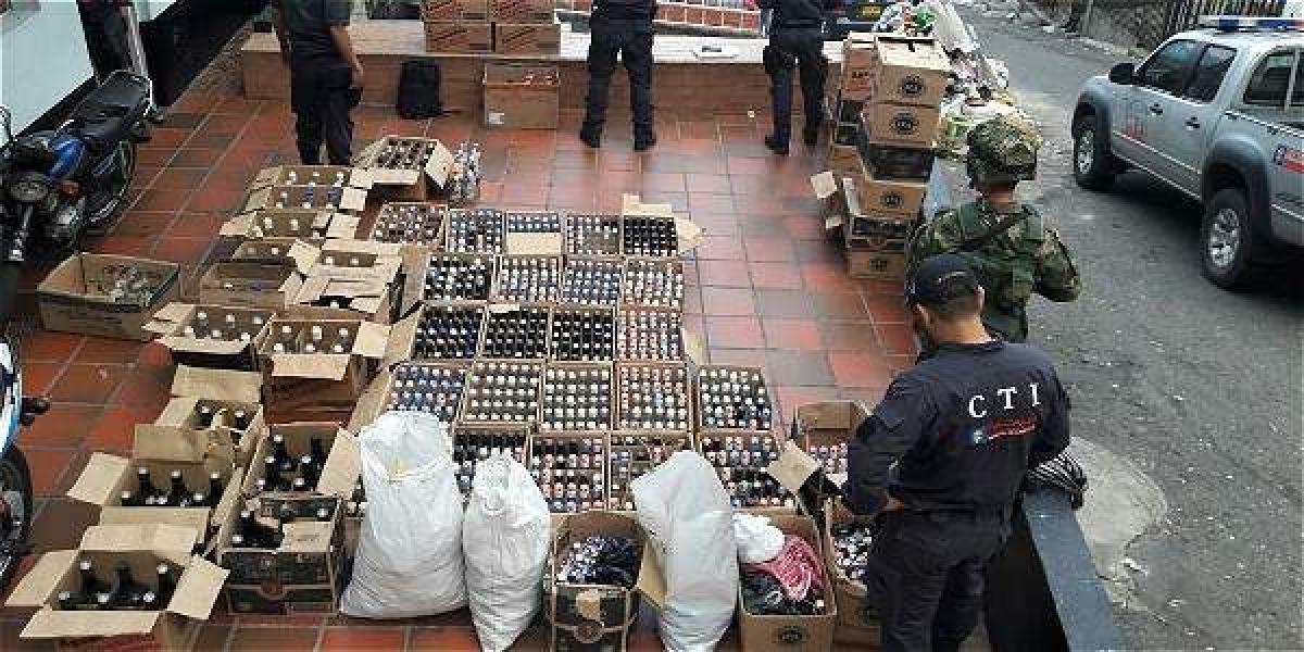 En el operativo, las autoridades encontraron 2.000 botellas de licor adulterado