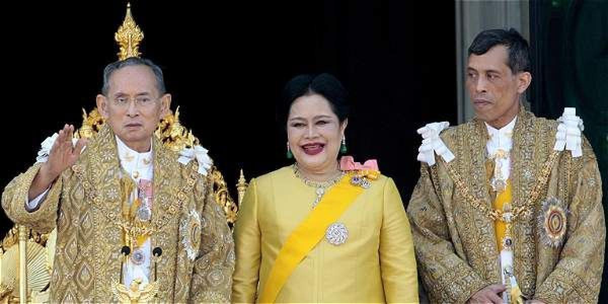 El rey de Tailandia, Bhumibol Adulyadej (izq), la reina Sirikit y el Príncipe heredero Maha Vajiralongkom, durante una audiencia en la Casa Real con motivo de su 80 cumpleaños.
