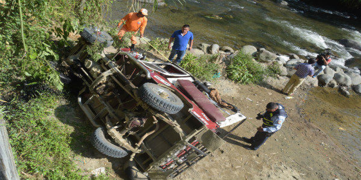 El jeep estuvo a punto de caer el río Otún.