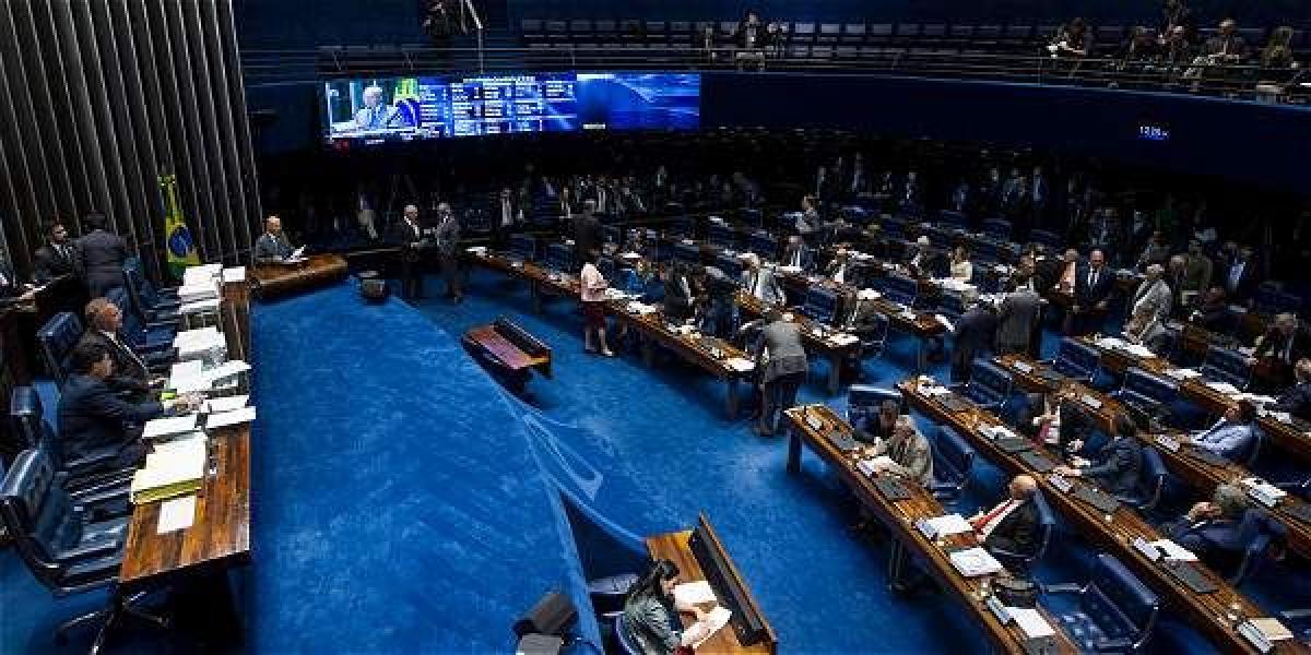 La votación de las reformas en el Congreso transcurre en el marco de nuevas revelaciones de la Operación Lava Jato sobre el caso Petrobras.